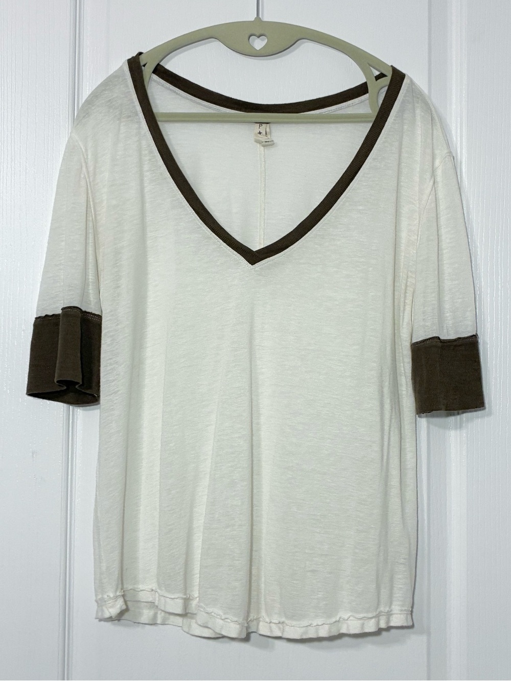 We The Free LINEN Blend Contrast Trim Exposed Seam V-Neck Tee Ivory Olive Small